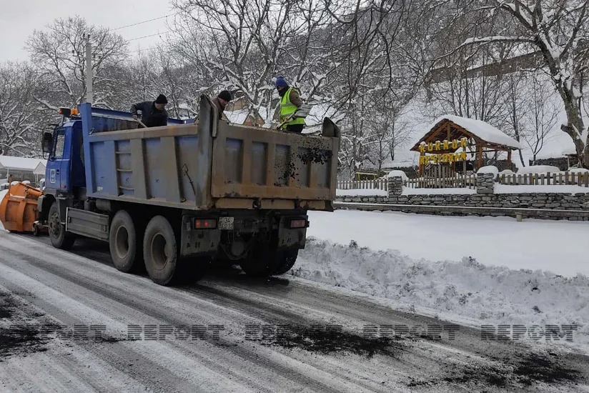 Qaxda buzlu yollara duz-qum səpilib