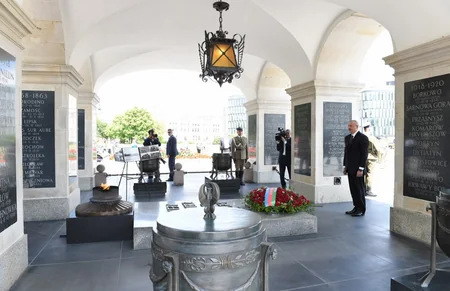 Prezident İlham Əliyev Varşavada “Naməlum əsgər” abidəsini ziyarət edib