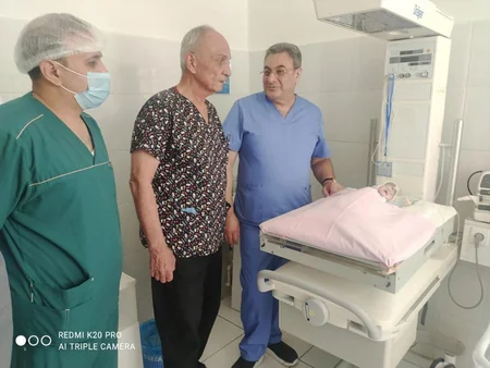 Azərbaycanlı və özbək həkimlər birgə cərrahi əməliyyatlar keçirir