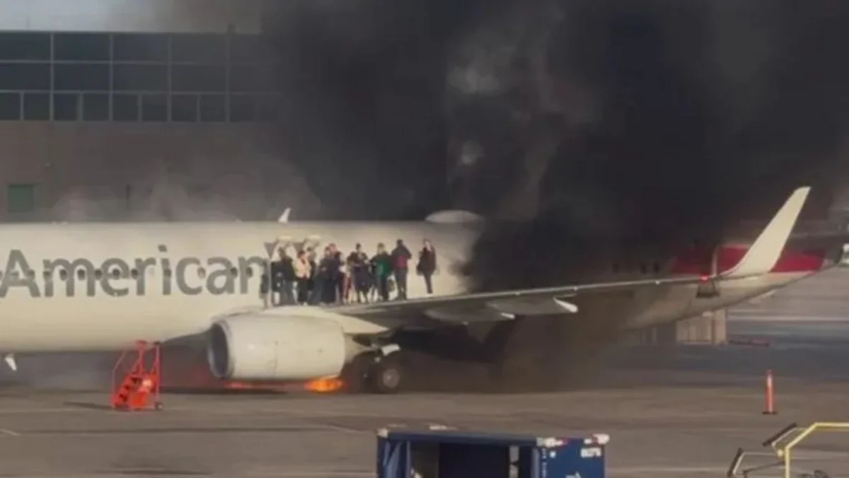 Denver aeroportunda təyyarədə yanğın baş verib, 12 nəfər xəsarət alıb