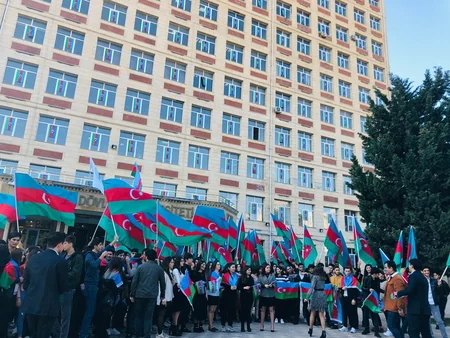 BDU-nun tələbələri Üç rəngin kölgəsində! adlı fləşmob keçiriblər