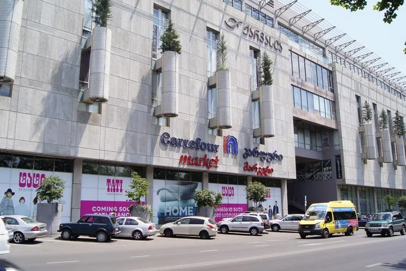 Tbilisidə ticarət mərkəzi təxliyyə olunub