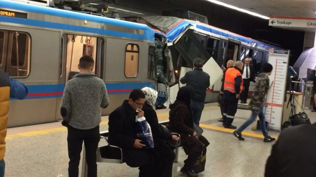 İstanbulda tramvay qəzası olub, yaralılar var - VİDEO