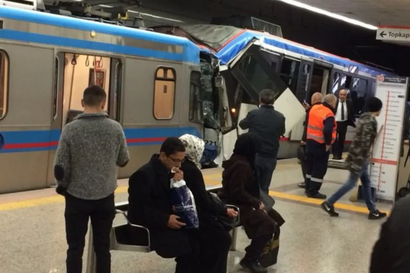 İstanbulda tramvay qəzası olub, yaralılar var - VİDEO