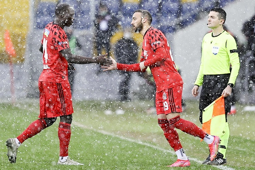 Cenk Tosun Beşiktaşa dönüşünü dublla qeyd etdi