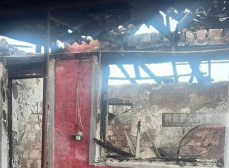 Xaçmazda iki qonşu evdə yanğın olub, biri tamamilə yanıb