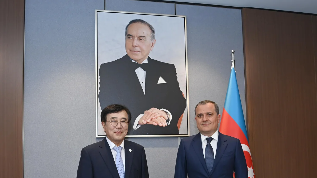 Ceyhun Bayramov Koreya Prezidentinin xüsusi nümayəndəsi ilə görüşüb
