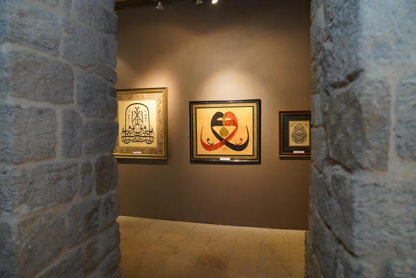 İçərişəhərdə xəttatlıq sənətinə dair sərgi keçirilir, 60-dan çox əsər nümayiş olunur