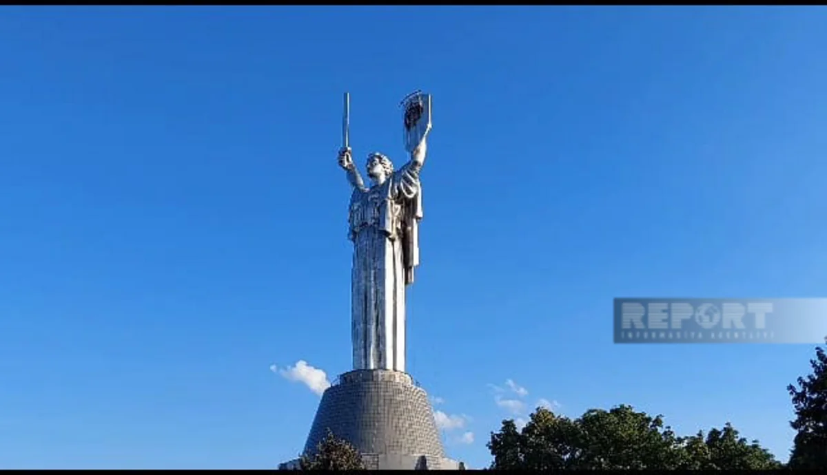 Kyiv dismantling USSR coat of arms from Ukraine's highest monument - Photos