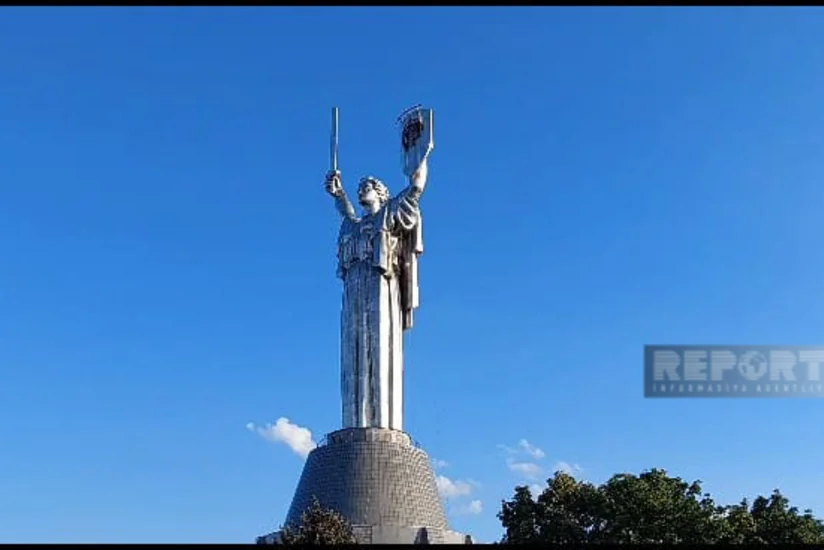Kyiv dismantling USSR coat of arms from Ukraine's highest monument - Photos