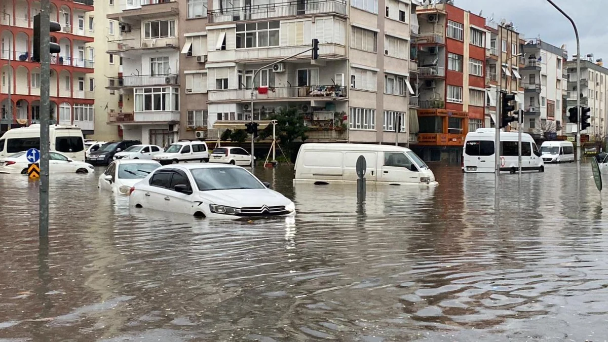 Antalyada sel: 1 nəfər ölüb, məktəblərdə tətil elan edilib