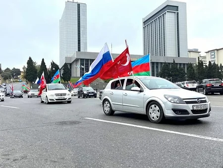 Rus icması Azərbaycan Ordusuna dəstək olaraq avtomobil yürüşü keçirib