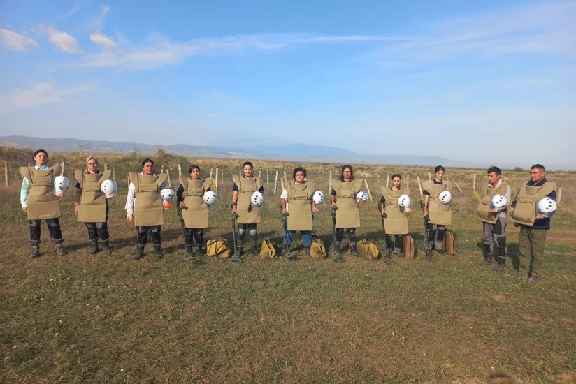 Hikmət Hacıyev azərbaycanlı qadın istehkamçılarla bağlı paylaşım edib