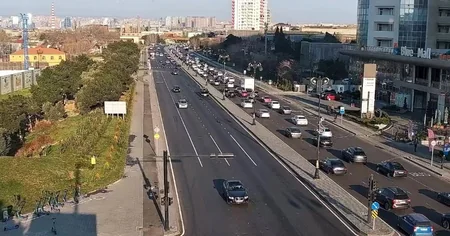 Bakının bir sıra yollarında nəqliyyatın sıxlığı yaranıb