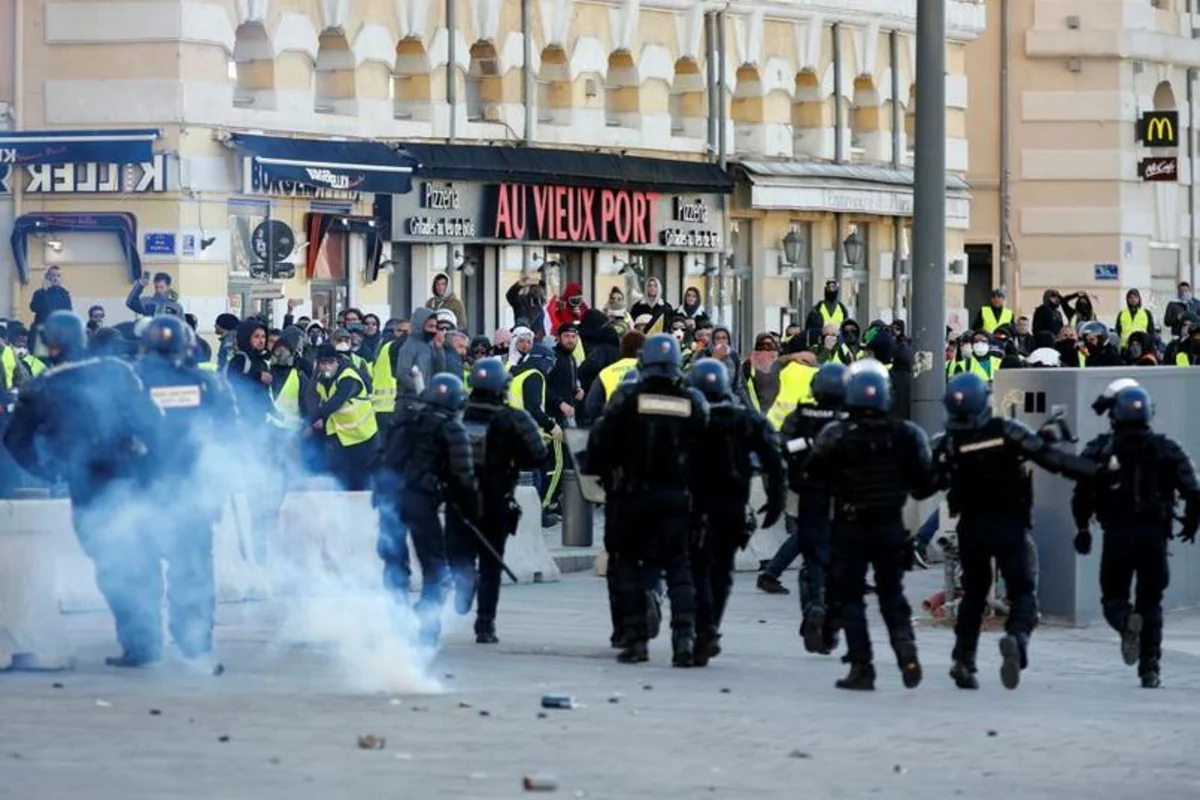 Police detain 35 people before demonstrations in Paris