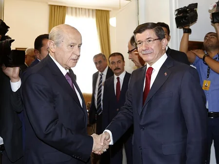 ​Əhməd Davudoğlu MHP lideri Dövlət Bağçalı ilə koalisiya hökumətinin qurulmasını müzakirə edib