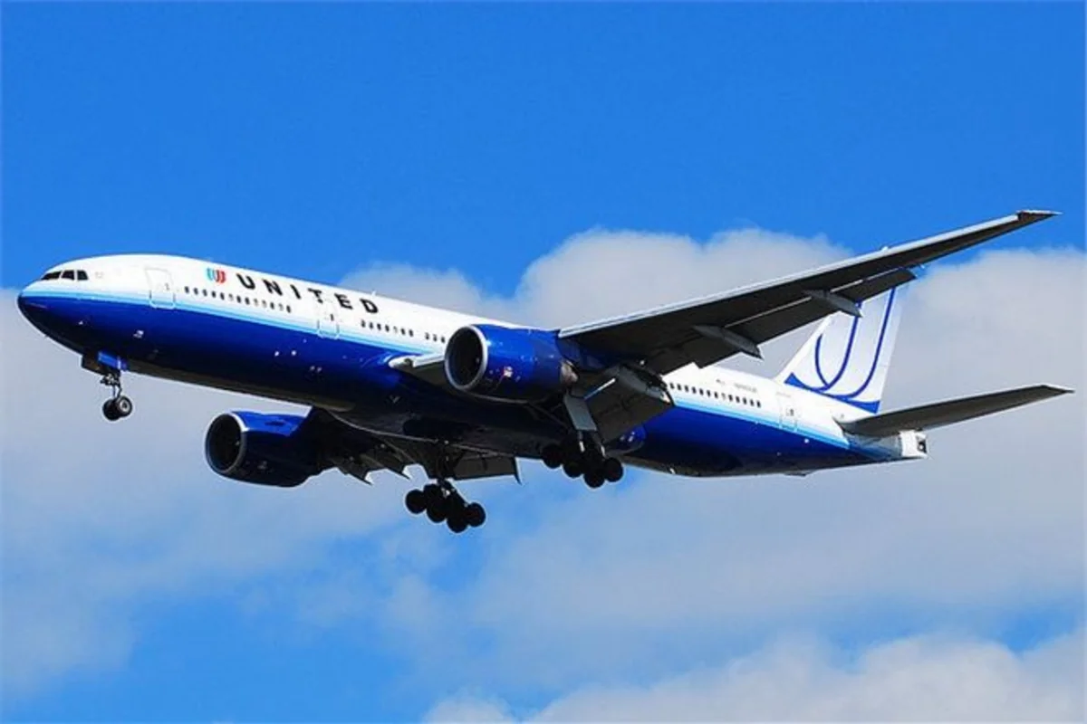 ​Самолет United Airlines совершил аварийную посадку из-за возгорания на борту