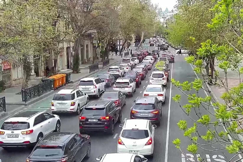 В Баку на ряде улиц и проспектов затруднено движение транспорта