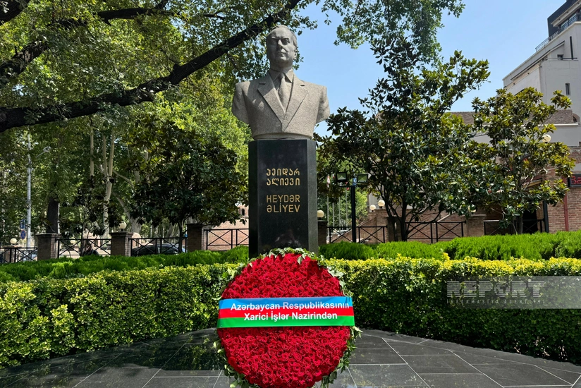 Джейхун Байрамов посетил памятник Гейдару Алиеву в Тбилиси
