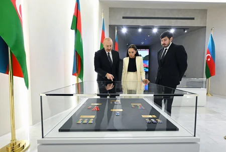 Prezident İlham Əliyev Bakıda Dövlət Bayrağı Meydanında olub, Azərbaycanın üçrəngli Bayrağını ucaldıb - YENİLƏNİB