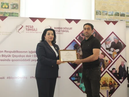 Bərdədə keçmiş məcburi köçkünlərə peşə hazırlığı üzrə sertifikatlar təqdim edilib