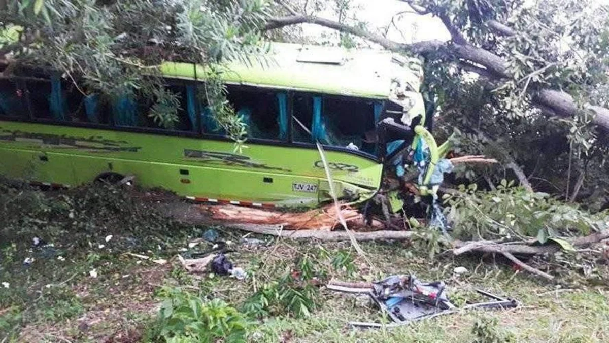 Kolumbiyada avtobus qəzasında 20 nəfər ölüb
