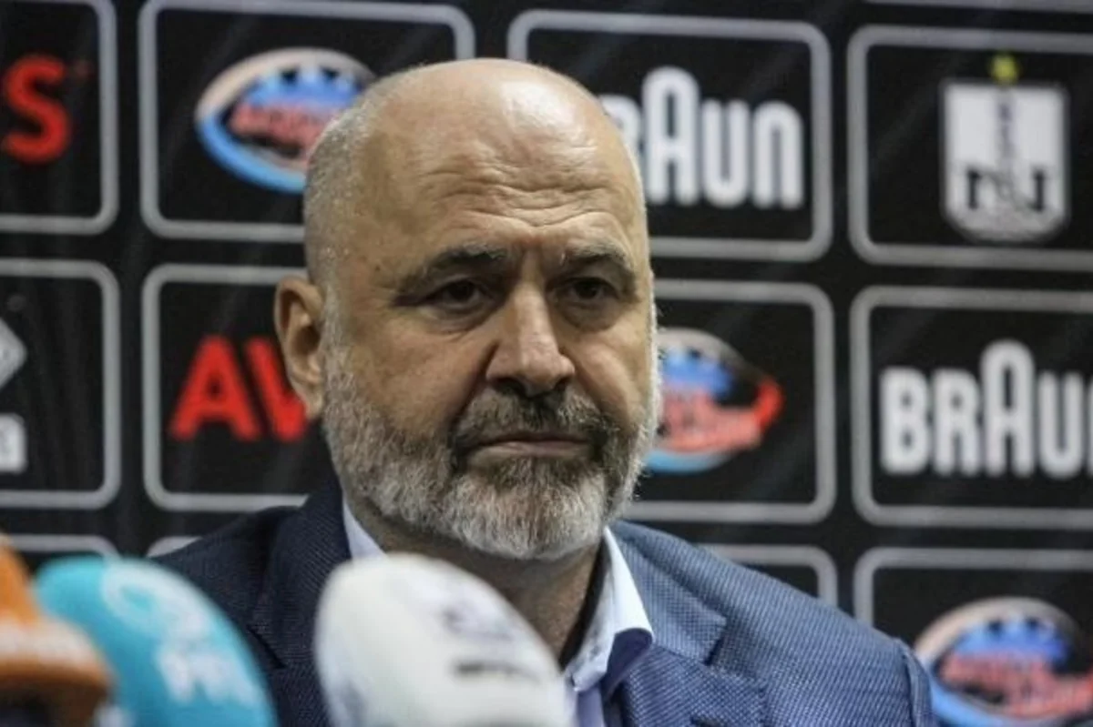 Neftçinin sabiq baş məşqçisi Çempionlar Liqasında mübarizə aparan komandada işləyə bilər