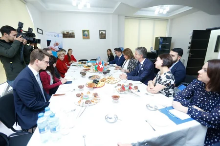 İsveçrə Kantonlar Şurasının sədri Qadın Resurs Mərkəzində olub