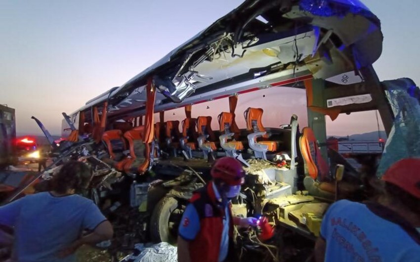 9 killed in bus-truck collision in Turkey