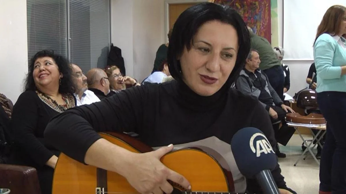 ​Türkiyədə 41 yaşlı müəllimə musiqi vasitəsilə xərçəng xəstəliyinə qalib gəlib