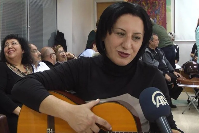 ​Türkiyədə 41 yaşlı müəllimə musiqi vasitəsilə xərçəng xəstəliyinə qalib gəlib
