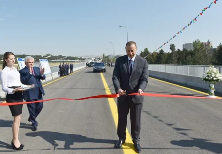 Prezident İlham Əliyev Beynəlxalq Avtovağzal ərazisindən Bakı dairəvi yolunu birləşdirən körpünün açılışında iştirak edib