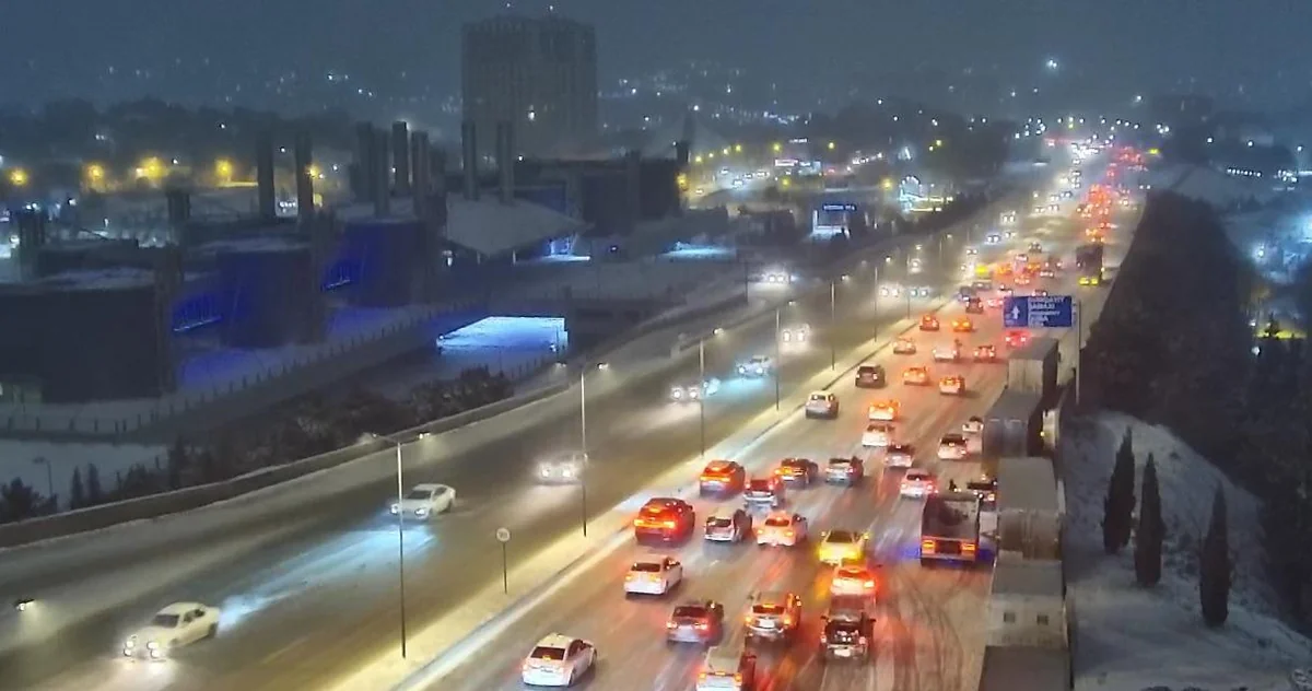Buz bağlaması səbəbindən bir sıra yollarda sıxlıq yaranıb