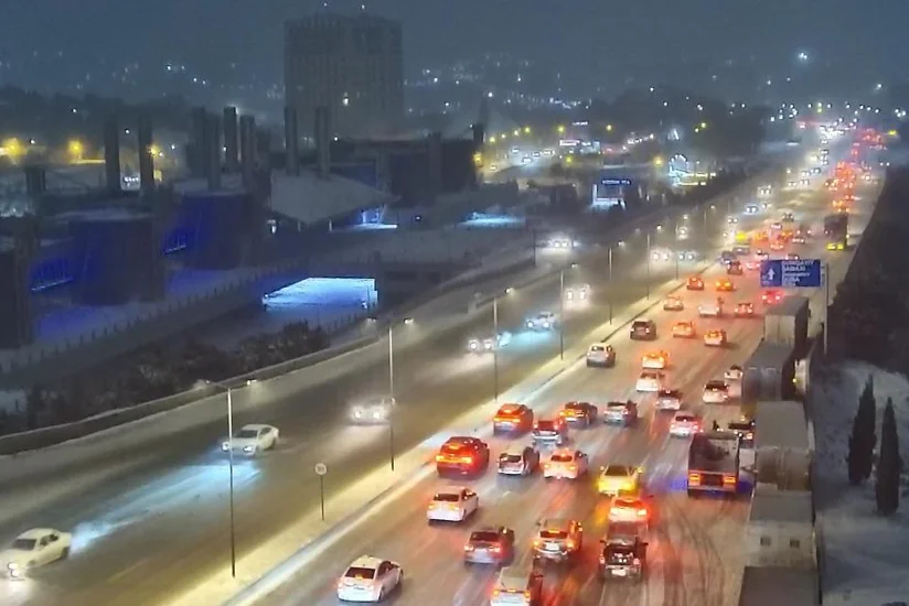 На ряде улиц Баку из-за гололеда затруднено движение транспорта