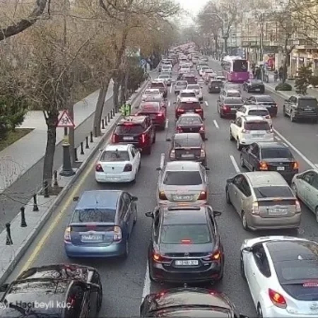 Bakıda 21 yolda sıxlıq müşahidə olunur
