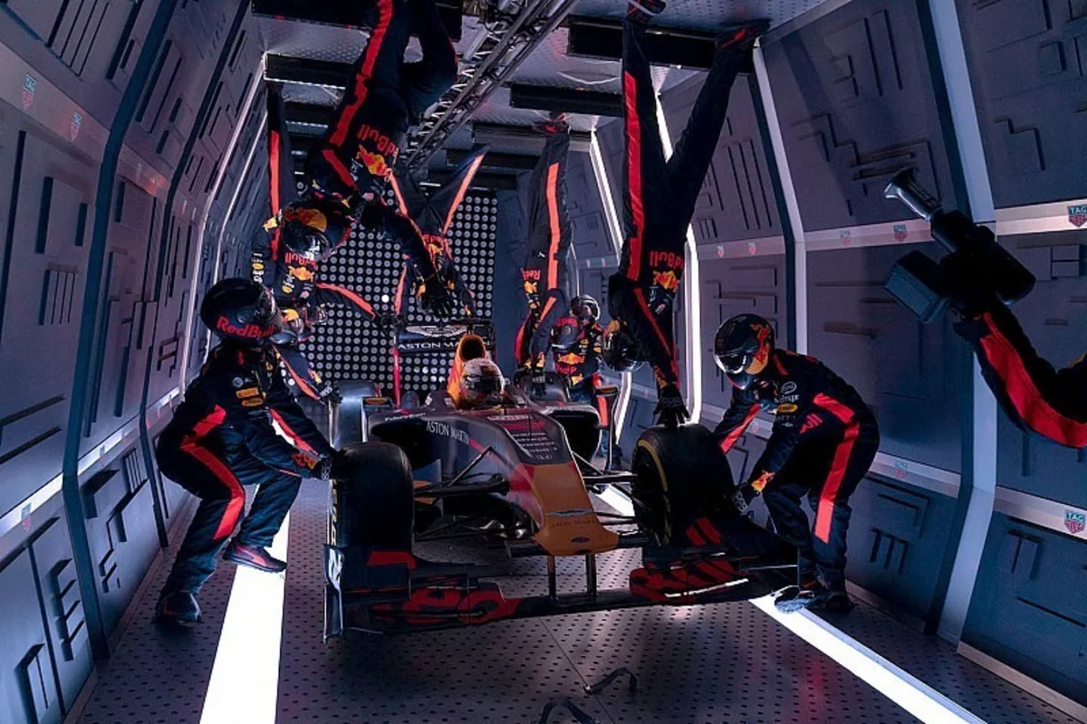 “Red Bull” komandası çəkisizlik şəraitində pit-stop gerçəkləşdirib - VİDEO