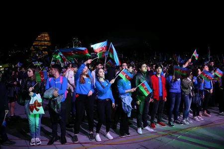 Heydər Əliyev Mərkəzinin parkında Müstəqillik Günü münasibətilə konsert olub