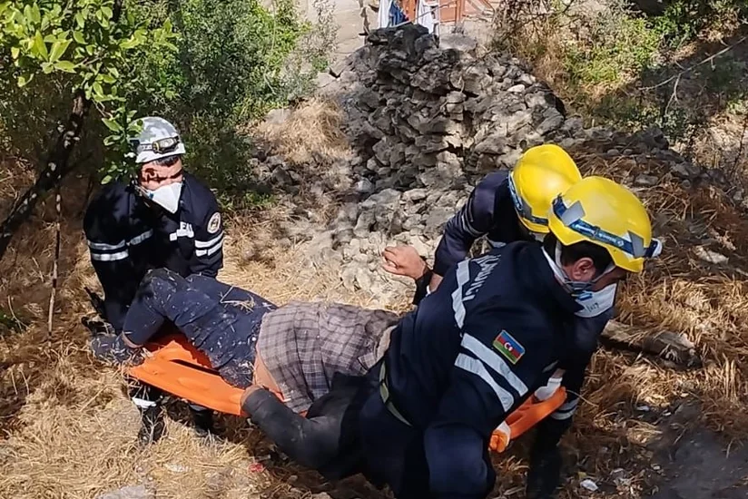 Bakıda 53 yaşlı kişi hündürlükdən yıxılaraq köməksiz vəziyyətdə qalıb