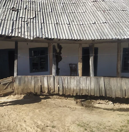 Lerikdə evi uçan şəxsə çadırdan ev düzəldilib