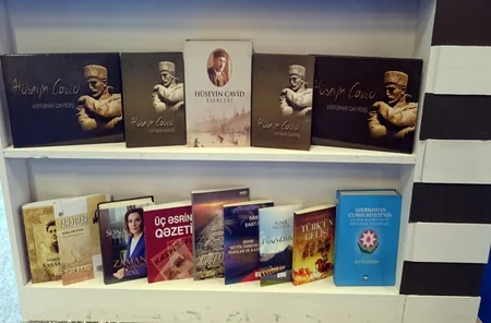 İstanbul kitab sərgisinin Azərbaycan bölməsində nümayiş olunan nəşrlər ziyarətçilərə paylanıb