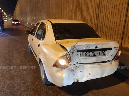 Bakıda motosikletlə avtomobil toqquşdu, xəsarət alan var - VİDEO