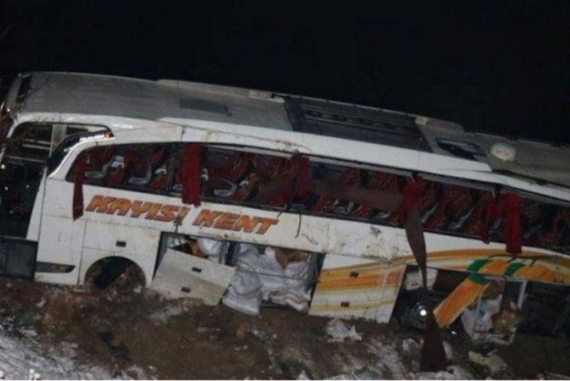 Bus overturns in Türkiye, 19 injured