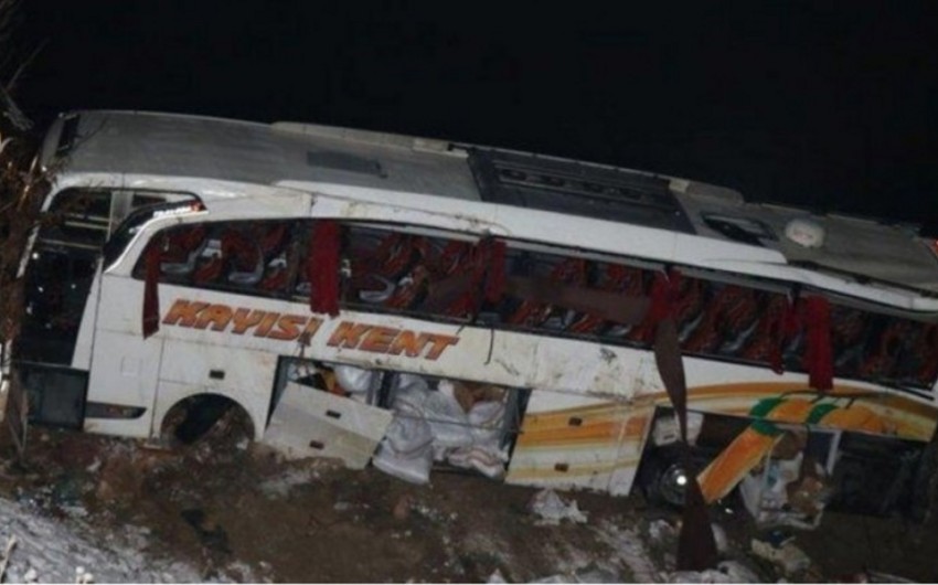 Türkiyədə avtobus aşıb, 19 nəfər yaralanıb