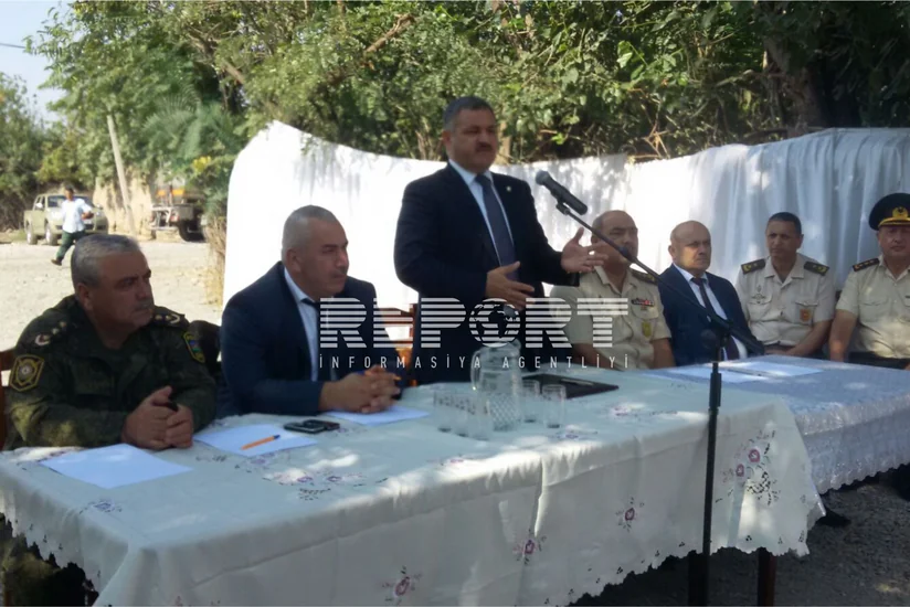 Müdafiə Nazirliyinin əməkdaşları toy zamanı atəşə məruz qalan kənddə sakinlərlə görüş keçirib - FOTO