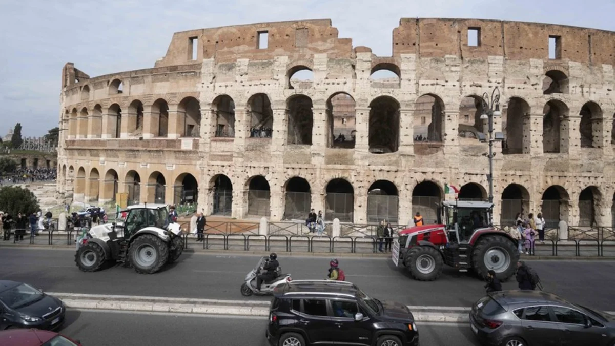 Protesting Italian farmers drive through center of Rome on tractors