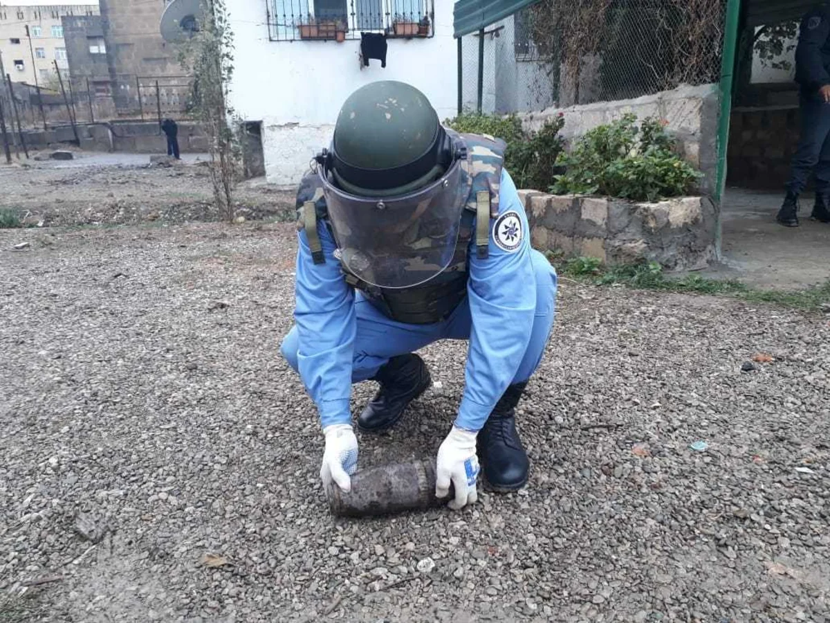 Qaradağda poliklinikanın yaxınlığında top mərmisi tapılıb