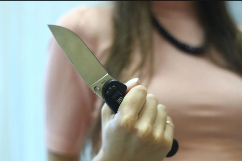 Bakıda azyaşlı övladlarına əsəbiləşən ana özünü bıçaqlayıb