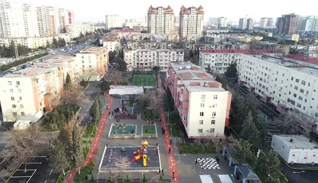 Leyla Əliyeva Bakıda abadlaşdırılan daha bir həyətin açılışını edib, ağac əkib
