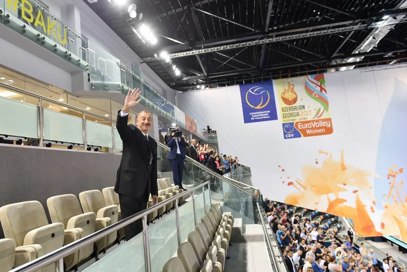 Prezident İlham Əliyev və birinci xanım Mehriban Əliyeva Azərbaycan milli komandasının oyununa baxıblar