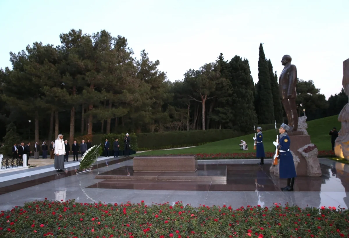 BƏƏ Prezidenti Ulu Öndər Heydər Əliyevin məzarını ziyarət edib